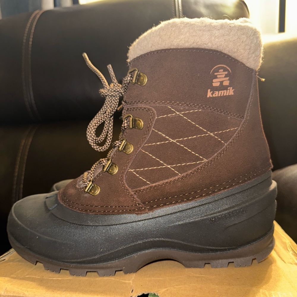 Kamik Women's Snovalleyl Insulated Waterproof Winter Boots Size 8  New In Box